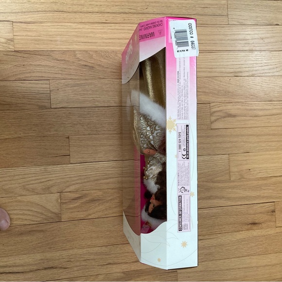 NWT BARBIE Vintage Special Edition Winter Fantasy Barbie Brunette
#15530 - Picture 4 of 7